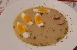 Żurek - tradycyjna zupa na wielkanoc. Jak go ugotować?