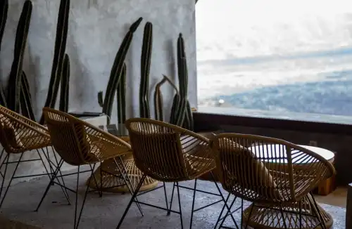Kompaktowe krzesła na balkon: Styl i wygoda w małych przestrzeniach