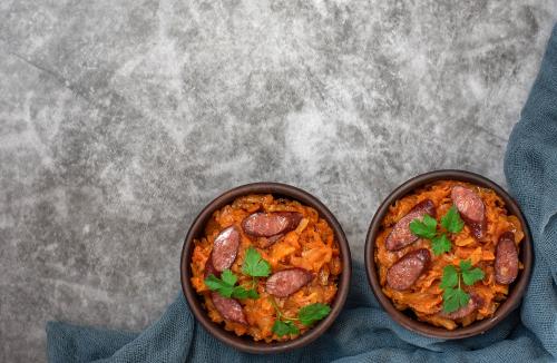 Słowiańska Orgia Smaków: Jak Przygotować Pyszny Bigos z Mięsem, Kiełbasą i Grzybami