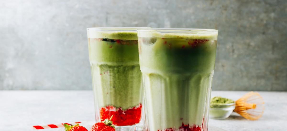 Mrożona matcha z truskawkami (Strawberry Matcha Latte) – zrób w domu hit z modnych kawiarni za ułamek ceny