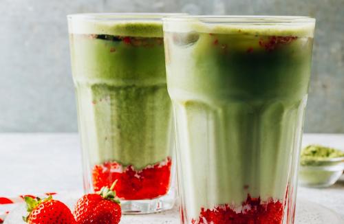 Mrożona matcha z truskawkami (Strawberry Matcha Latte) – zrób w domu hit z modnych kawiarni za ułamek ceny