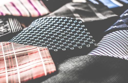 Moda dla CEO: Najmodniejsze kolory tego sezonu, które emanują profesjonalizmem