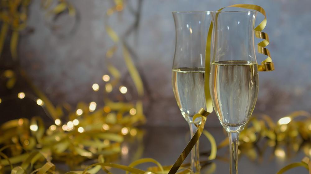 Sylwester bez spiny – jak pożegnać rok po swojemu (i bez presji idealnej zabawy)