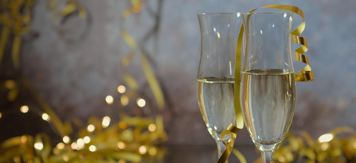 Sylwester bez spiny – jak pożegnać rok po swojemu (i bez presji idealnej zabawy)