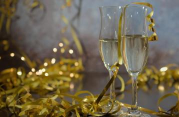 Sylwester bez spiny – jak pożegnać rok po swojemu (i bez presji idealnej zabawy)