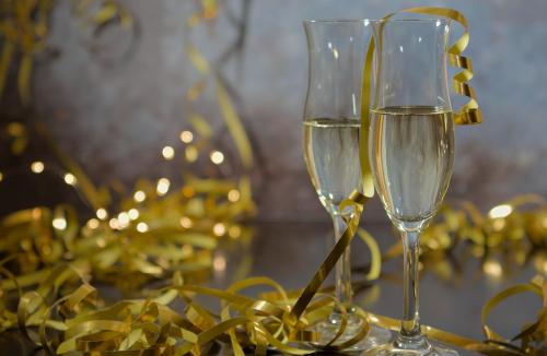 Sylwester bez spiny – jak pożegnać rok po swojemu (i bez presji idealnej zabawy)