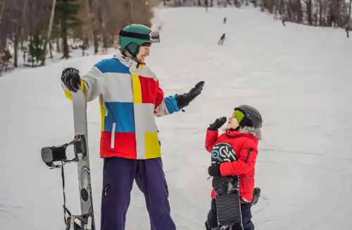 Pierwsze kroki na snowboardzie – obozy, które uczą i bawią