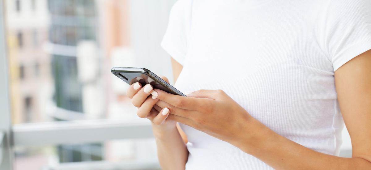 „Digital Detox” w jeden weekend. Jak skutecznie oczyścić głowę z przebodźcowania i odłożyć telefon bez poczucia winy?