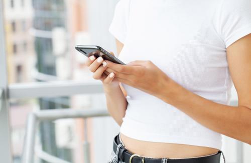 „Digital Detox” w jeden weekend. Jak skutecznie oczyścić głowę z przebodźcowania i odłożyć telefon bez poczucia winy?
