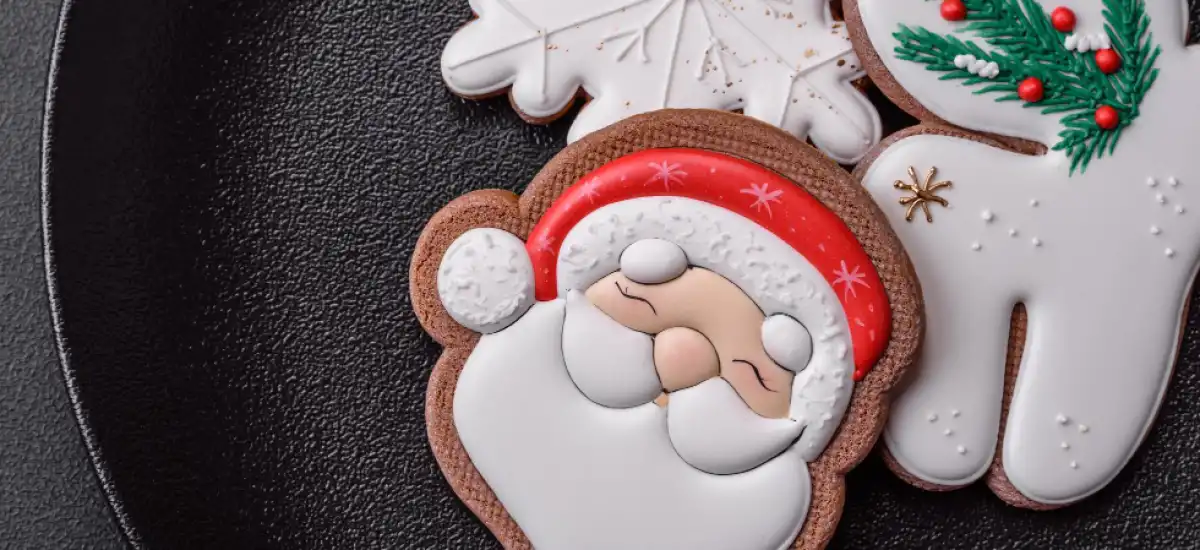 Bożonarodzeniowe Czarowanie w Smakowitych Ciasteczkach: Mikołaje i Renifery na Talerzu