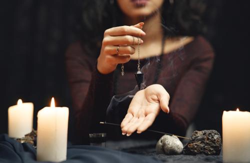 wróżka z wahadełkiem i świecami
