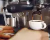 Jak pozbyć się muszek z ekspresu do kawy?