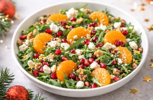 Świąteczna sałatka z rukolą, mandarynkami i granatem