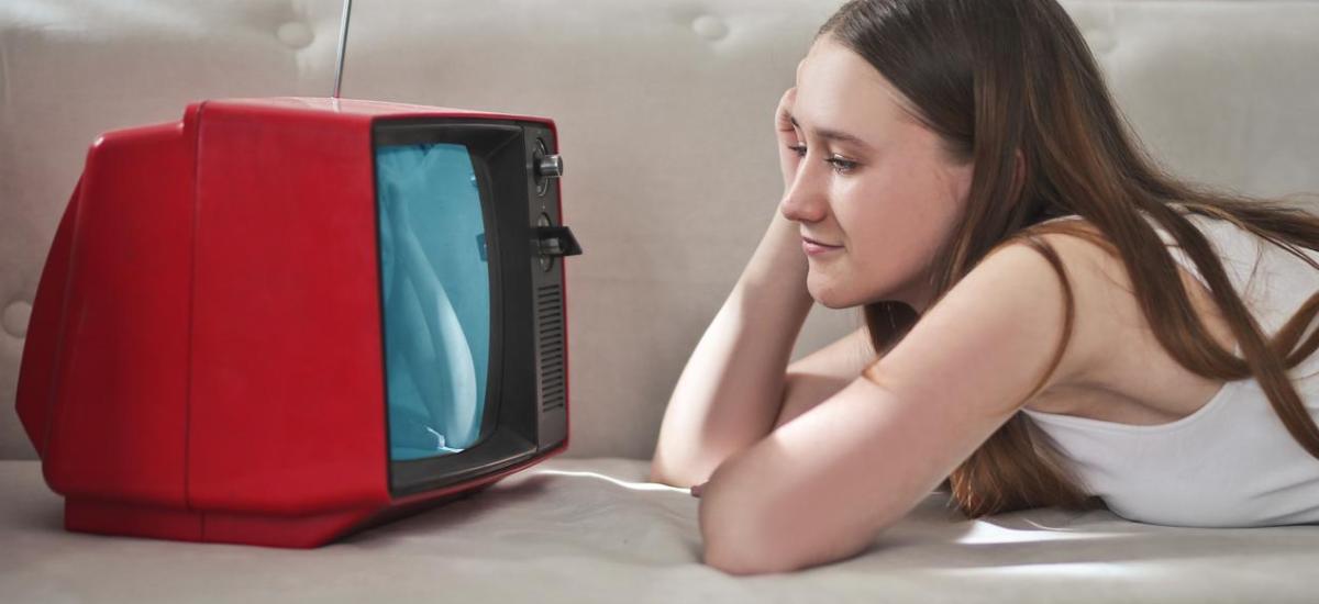 Filmowe retro: powrót stylu lat 80. i 90. w kinie i modzie