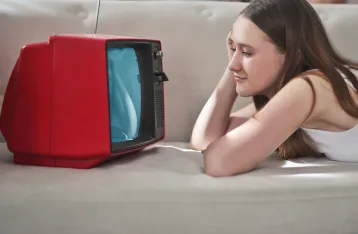 Filmowe retro: powrót stylu lat 80. i 90. w kinie i modzie