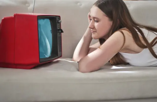 Filmowe retro: powrót stylu lat 80. i 90. w kinie i modzie