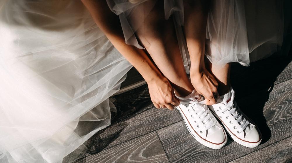 Nie tylko szpilki. Jak nosić sneakersy do eleganckiej garniturowej minispódniczki lub sukienki maxi?