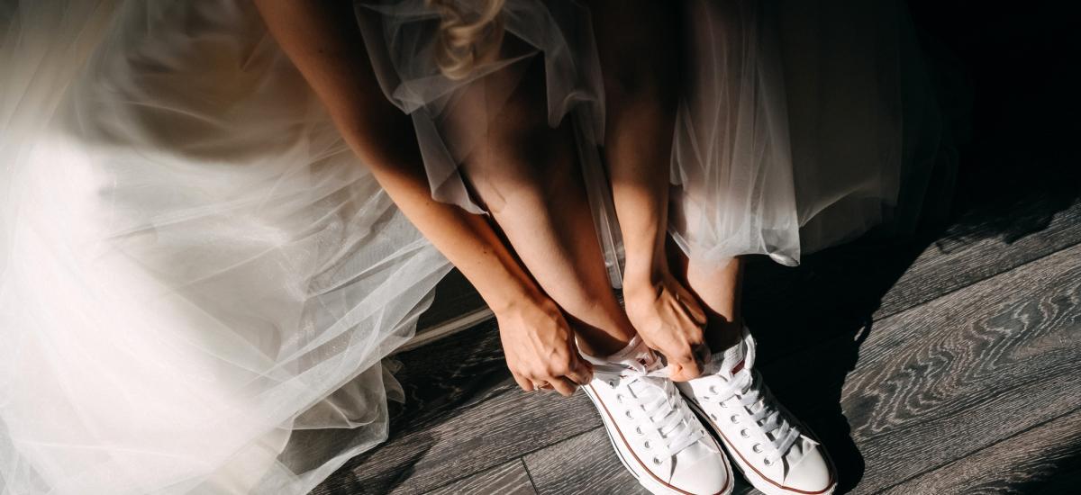 Nie tylko szpilki. Jak nosić sneakersy do eleganckiej garniturowej minispódniczki lub sukienki maxi?