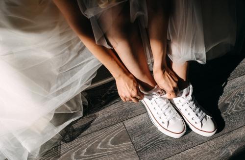 Nie tylko szpilki. Jak nosić sneakersy do eleganckiej garniturowej minispódniczki lub sukienki maxi?