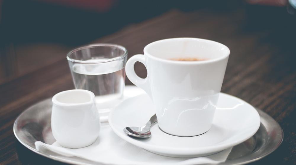 Espresso z wodą na tacy