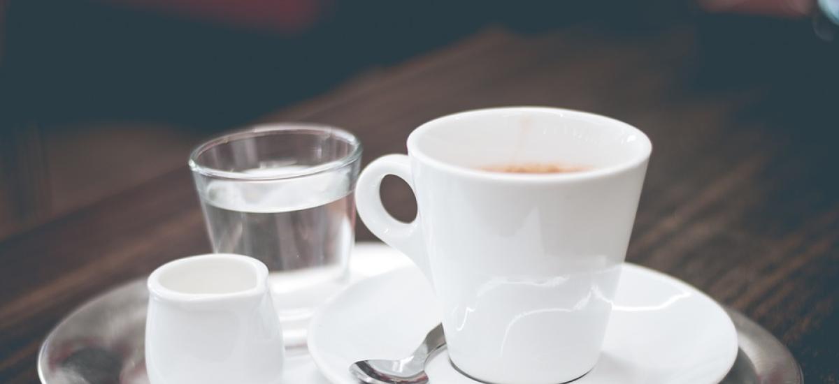 Espresso z wodą na tacy