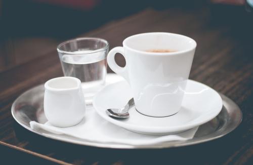 Espresso z wodą na tacy