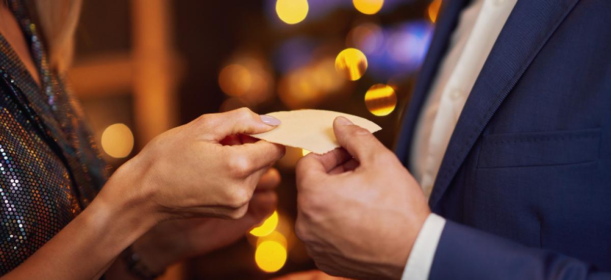 Opłatek: Rytuał Dzielenia się w Święta - Symbolika i Znaczenie