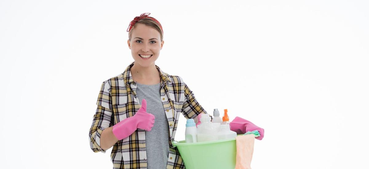 Kobieta z miską detergentów