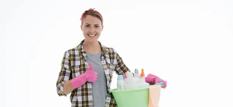 Kobieta z miską detergentów