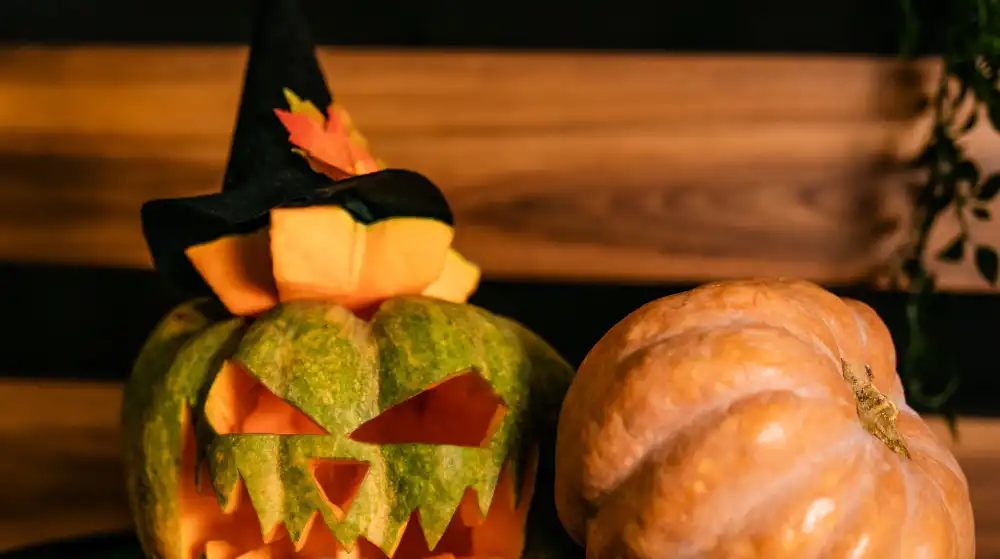Z dyni na Halloween można zrobić wiele kreatywnych i przerażających dekoracji! Oto kilka pomysłów: