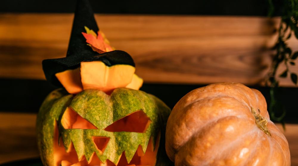 Z dyni na Halloween można zrobić wiele kreatywnych i przerażających dekoracji! Oto kilka pomysłów:
