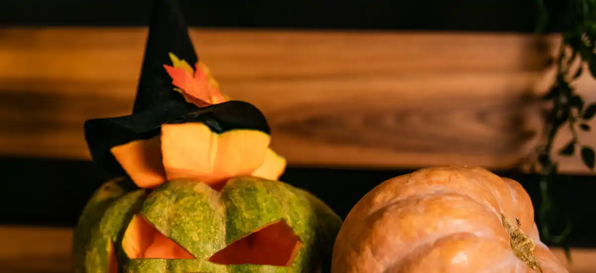 Z dyni na Halloween można zrobić wiele kreatywnych i przerażających dekoracji! Oto kilka pomysłów: