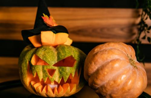 Z dyni na Halloween można zrobić wiele kreatywnych i przerażających dekoracji! Oto kilka pomysłów: