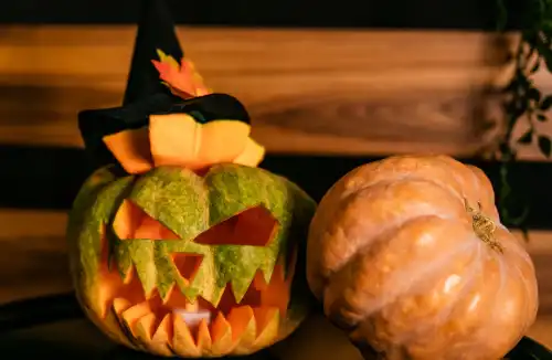 Z dyni na Halloween można zrobić wiele kreatywnych i przerażających dekoracji! Oto kilka pomysłów: