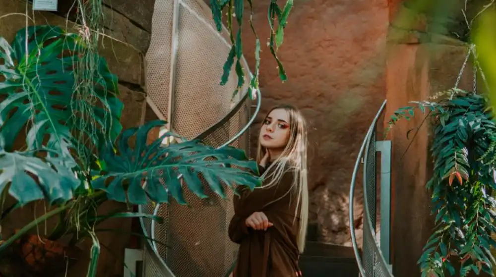 Urban jungle pastelowo: domowa uprawa mikroalg i ziół w trendach wnętrz