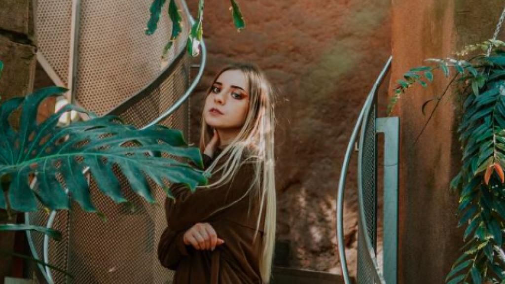 Urban jungle pastelowo: domowa uprawa mikroalg i ziół w trendach wnętrz