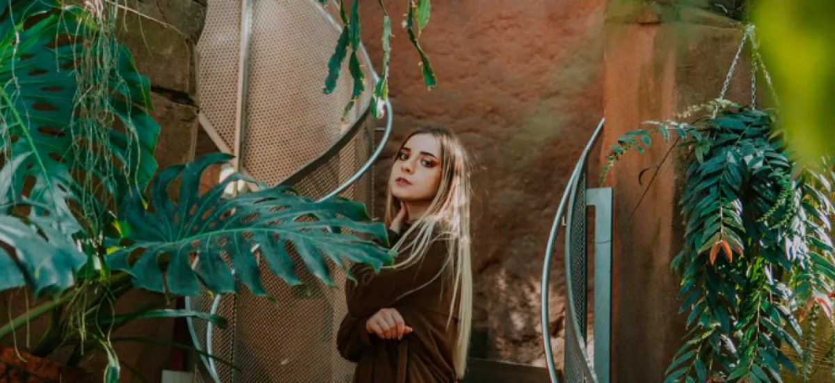 Urban jungle pastelowo: domowa uprawa mikroalg i ziół w trendach wnętrz