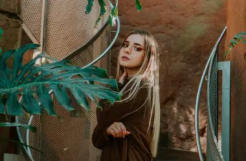 Urban jungle pastelowo: domowa uprawa mikroalg i ziół w trendach wnętrz