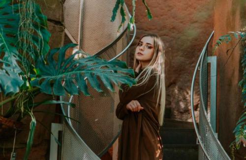 Urban jungle pastelowo: domowa uprawa mikroalg i ziół w trendach wnętrz