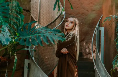 Urban jungle pastelowo: domowa uprawa mikroalg i ziół w trendach wnętrz