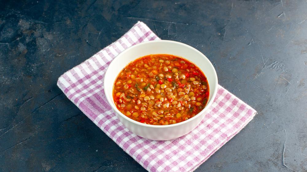 Zupa z Soczewicą i Pomidorami: Kolorowa Kombinacja Smaków