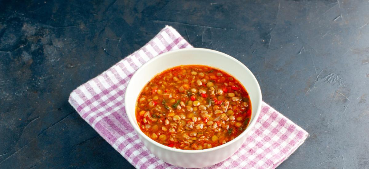  Zupa z Soczewicą i Pomidorami: Kolorowa Kombinacja Smaków