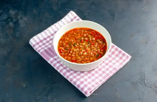  Zupa z Soczewicą i Pomidorami: Kolorowa Kombinacja Smaków