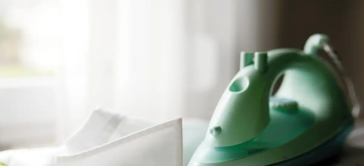 Jak radzić sobie z uporczywymi plamami: Domowe triki, które odmienią Twoje pranie i prasowanie