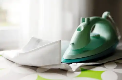 Jak radzić sobie z uporczywymi plamami: Domowe triki, które odmienią Twoje pranie i prasowanie
