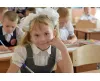 Dziewczynka w szkolnej ławce