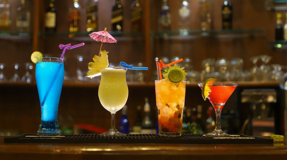 Drinki i koktajle na ladzie barowej