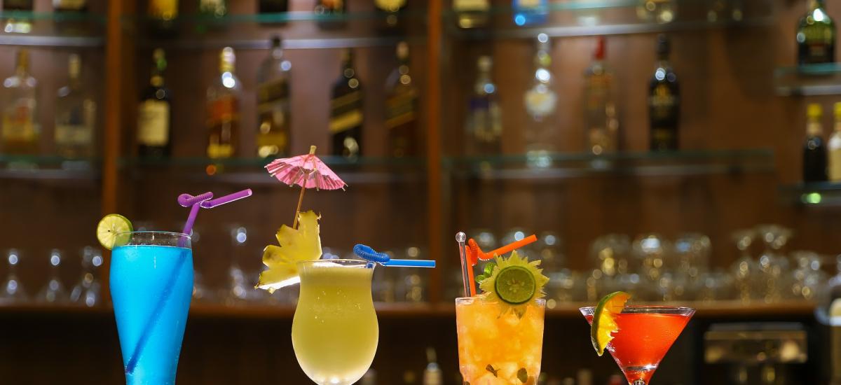 Drinki i koktajle na ladzie barowej