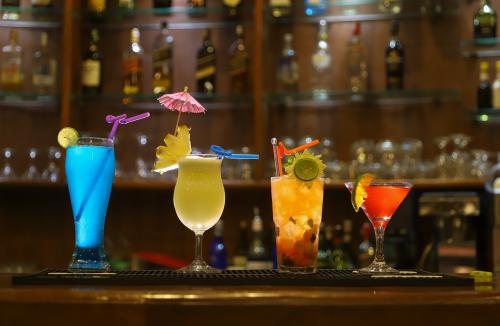 Drinki i koktajle na ladzie barowej
