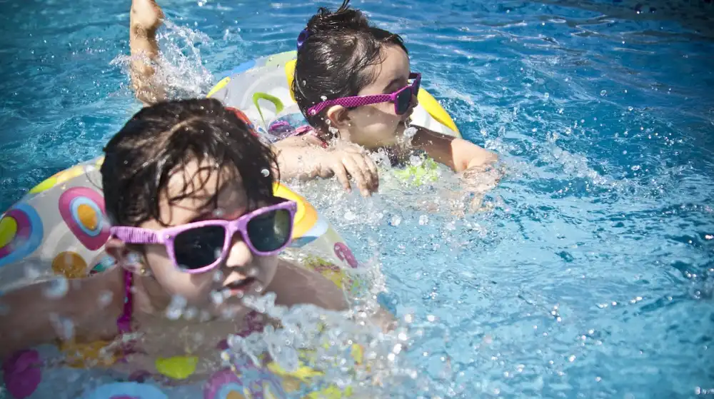 Bezpieczeństwo dzieci nad basenem. Kluczowe zasady, których każdy rodzic powinien przestrzegać